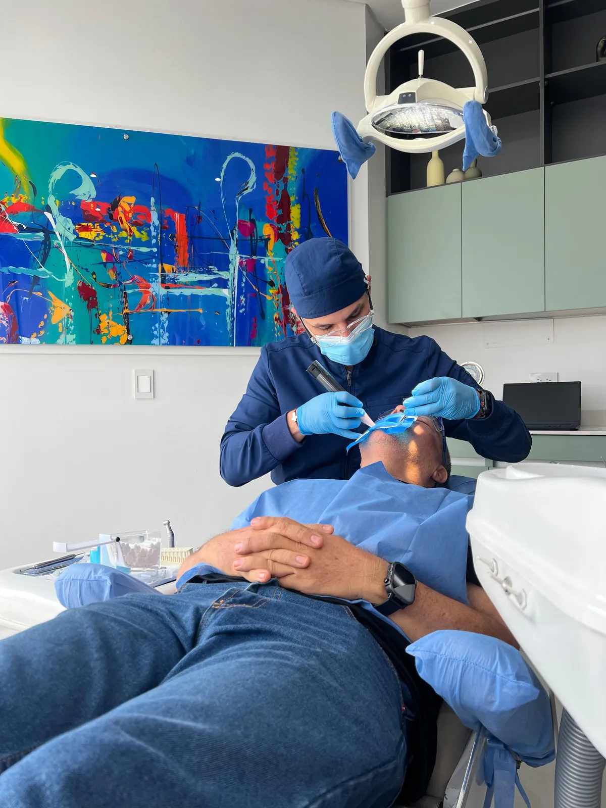 Dr. Juan Serrano en consulta con paciente